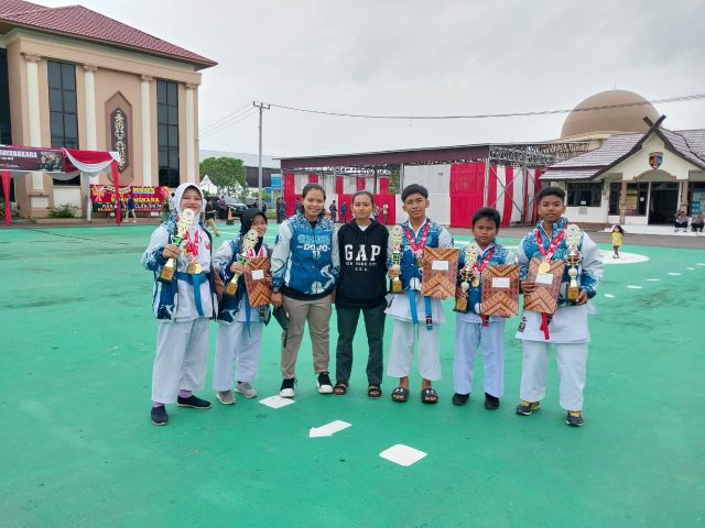 Senpai Dessy Amalia dan Senpai Eria Atmanda bersama para Atlet usai menerima Tropi hasil mengikuti Festival Karate Piala Kapolres Tanjab Barat Hari Bhayangkara ke-77, Sabtu (1/7/23). FOTO : Ist 