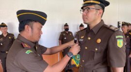 Kajari Tanjab Barat Marcelo Bellah, SH, MH pasangkan Tanda Jabatan Kepala Seksi ke Aidil Raya Putera, SH, MH. FOTO : Dok. Kejari Tjb