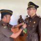 Kajari Tanjab Barat Marcelo Bellah, SH, MH pasangkan Tanda Jabatan Kepala Seksi ke Aidil Raya Putera, SH, MH. FOTO : Dok. Kejari Tjb