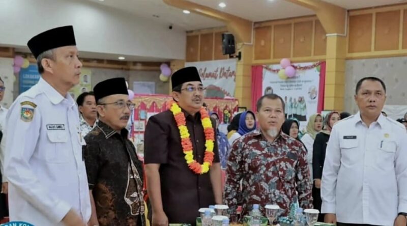 Bupati Tanjab Barat H Anwar Sadat didampingi Ibnu Hajar dari BGP, H Suhatmeri Komisi I DPRD, Sekda H. Agus Sanusi dan Kepala Dinas Pendidikan Dahlan. FOTO : Prokopim