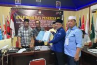 Didampingi Sekretaris Mukhtar AB, Ketua DPC Partai Demokrat Jamal Darmawan menyerahkan Berkas Perbaikan Bacaleg. FOTO ::Ist 
