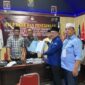 Didampingi Sekretaris Mukhtar AB, Ketua DPC Partai Demokrat Jamal Darmawan menyerahkan Berkas Perbaikan Bacaleg. FOTO ::Ist 