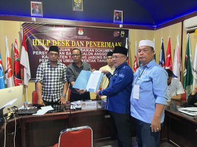 Didampingi Sekretaris Mukhtar AB, Ketua DPC Partai Demokrat Jamal Darmawan menyerahkan Berkas Perbaikan Bacaleg. FOTO ::Ist 