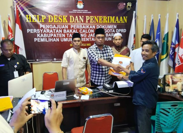 Riano Jayawardhana menerima berita acara serah terima perbaikan berkas Bacaleg dari Komisioner KPU Tanjung Jabung Barat. FOTO : Dok. Partai NasDem 