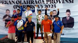 Alesandro Folta Pasaribu bersama para Atlet Gulat Kabupaten Kota lainnya usai menerima Mendali foto bersama Pelatih dan official. FOTO : Ist 
