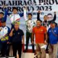 Alesandro Folta Pasaribu bersama para Atlet Gulat Kabupaten Kota lainnya usai menerima Mendali foto bersama Pelatih dan official. FOTO : Ist 