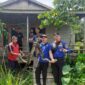 Dede dan kawan-kawan Petugas Damkar Tanjab Barat saat mengamankan Ular Sanca Batik, Sabtu (15/7/23). FOTO : Dok Damkar 