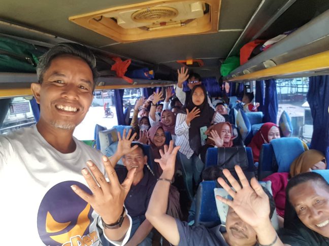 Riano Jayawardhana Nst bersama Bacaleg dan Pengurus DPD Partai NasDem Tanjab Barat saat melakukan perjalanan menuju Jakarta, Sabtu (15/7/23). FOTO : Dok Partai NasDem 