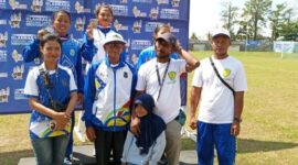 Lucky Theresia Wettebosi Peraih Mendali Emas bersama Pelatih dan Official. FOTO : Ist 