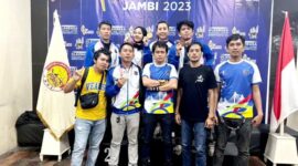 Ketua POBSI Tanjab Barat Rendra Monti bersama Atlet dan Official usai menerima Mendali. FOTO : Ist 