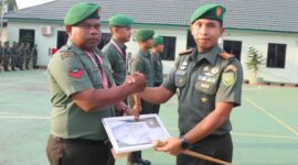 Dandim 0419/Tanjab Letkol Kav Muslim Rahim, T, SH, M. Si memberikan penghargaan kepada Prajurit berprestasi, Senin (17/7/23). FOTO : Pendim Tjb 