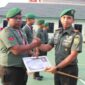 Dandim 0419/Tanjab Letkol Kav Muslim Rahim, T, SH, M. Si memberikan penghargaan kepada Prajurit berprestasi, Senin (17/7/23). FOTO : Pendim Tjb 