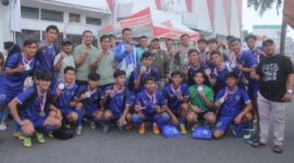 Bupati H Anwar Sadat bersama Atlet Sepakbola  dan Official. FOTO : Ist 