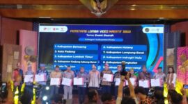 Bupati Tanjung Jabung Barat H Anwar Sadat bersama kepala daerah lainnya saat menerima Piagam penghargaan dari Kemenparekraf, Senin malam, (17/7/23). FOTO : Ist 