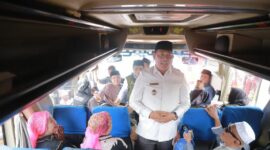 Wakil Bupati Tanjung Jabung Barat H Hairan, SH menaiki Bus menyambut langsung kedatangan Jamaah Haji, Selasa (18/7/23). FOTO : Prokopim