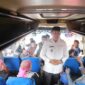 Wakil Bupati Tanjung Jabung Barat H Hairan, SH menaiki Bus menyambut langsung kedatangan Jamaah Haji, Selasa (18/7/23). FOTO : Prokopim