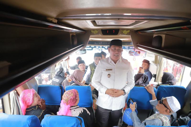 Wakil Bupati Tanjung Jabung Barat H Hairan, SH menaiki Bus menyambut langsung kedatangan Jamaah Haji, Selasa (18/7/23). FOTO : Prokopim