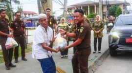 Kajari Tanjung Jabung Barat Marcelo Bellah, SH, MH memberikan Tali Asih ke Warga Penyandang Disabilitas di Alun-Alun Kota Kuala Tungkal, Kamis (20/7/23). FOTO : Dok Kejari.