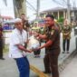 Kajari Tanjung Jabung Barat Marcelo Bellah, SH, MH memberikan Tali Asih ke Warga Penyandang Disabilitas di Alun-Alun Kota Kuala Tungkal, Kamis (20/7/23). FOTO : Dok Kejari.