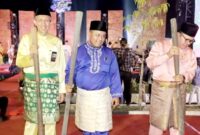 Sekda Tanjung Jabung Barat Ir H Agus Sanusi, M. Si saat menghadiri festival Batanghari Kharisma Event Nusantara. FOTO : Ist