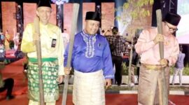 Sekda Tanjung Jabung Barat Ir H Agus Sanusi, M. Si saat menghadiri festival Batanghari Kharisma Event Nusantara. FOTO : Ist