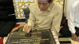 Tuan Guru KH Hasan Basri Teken Prasasti Peresmian Gedung Baru Majelis Taklim Rock N Roll Kuala Tungkal, Minggu Malam (23/7/23). FOTO : Ist