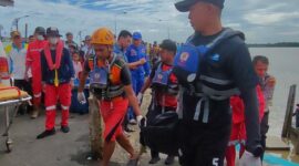 Tim SAR Gabungan evakuasi Jasad Yani Roy (Korban) di Pelabuhan LLASDP Kuala Tungkal. FOTO : Put/Ist 