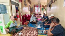 Ketua DPC Partai Demokrat Tanjab Barat Jamal Darmawan, Sie bersama pengurus mengunjungi Chaidir Panjaitan, Senin (24/7/23). FOTO : Partai Demokrat
