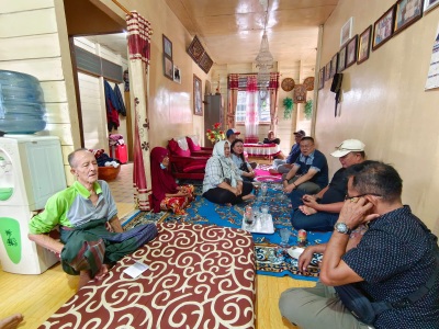 Ketua DPC Partai Demokrat Tanjab Barat Jamal Darmawan, Sie bersama pengurus mengunjungi Chaidir Panjaitan, Senin (24/7/23). FOTO : Partai Demokrat