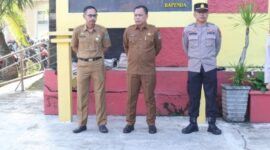 (Tengah) Kepala Bapenda Tanjab Barat Sugianto, SE, bersama Drs Encep Jarkasih dan IPDA Wahono saat sosialisasi pencegahan Pungli, Selasa (25/7/23). FOTO : Ist