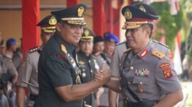 Danrem 042/Gapu Brigjen TNI Supriono, SIP, MM berjabat tangan dengan Kapolda Jambi Irjen Pol Drs Rusdi Hartono, M. Si saat menghadiri Upacara. FOTO : Penrem 042/Gapu 