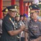Danrem 042/Gapu Brigjen TNI Supriono, SIP, MM berjabat tangan dengan Kapolda Jambi Irjen Pol Drs Rusdi Hartono, M. Si saat menghadiri Upacara. FOTO : Penrem 042/Gapu 