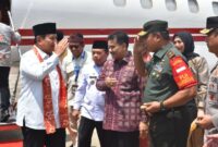 Danrem 042/Gapu Brigjen TNI Supriono sambut Menhan H Prabowo Subianto, Rabu (26/7/23). FOTO : Penrem 042/Gapu