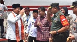 Danrem 042/Gapu Brigjen TNI Supriono sambut Menhan H Prabowo Subianto, Rabu (26/7/23). FOTO : Penrem 042/Gapu