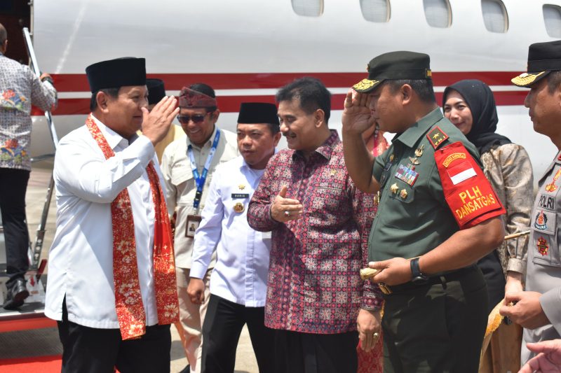 Danrem 042/Gapu Brigjen TNI Supriono sambut Menhan H Prabowo Subianto, Rabu (26/7/23). FOTO : Penrem 042/Gapu