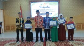 Sekda Tanjung Jabung Barat H Agus Sanusi didampingi Kepala Dinas P3AP2KB H Muhammad Yunus foto bersama Anak berprestasi dalam lomba melukis rangkaian Giat Harganas dan HAN 2023. FOTO : Prokopim