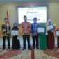 Sekda Tanjung Jabung Barat H Agus Sanusi didampingi Kepala Dinas P3AP2KB H Muhammad Yunus foto bersama Anak berprestasi dalam lomba melukis rangkaian Giat Harganas dan HAN 2023. FOTO : Prokopim