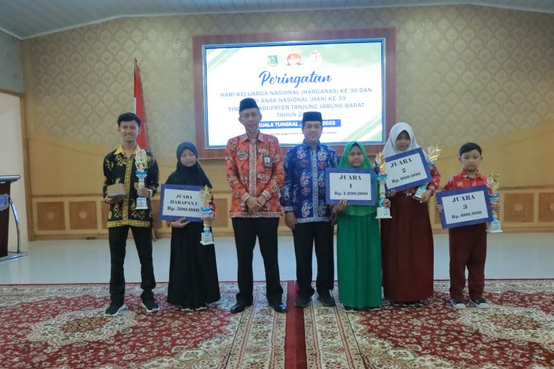 Sekda Tanjung Jabung Barat H Agus Sanusi didampingi Kepala Dinas P3AP2KB H Muhammad Yunus foto bersama Anak berprestasi dalam lomba melukis rangkaian Giat Harganas dan HAN 2023. FOTO : Prokopim