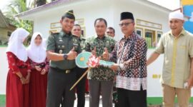 Dandim 0419/Tanjab Letkol Kav Muslim Rahim T, SH, M. Si secara simbolis menyerahkan Kunci Mushola Ar-Raihan kepada Kepala SDN 018/V Kuala Tungkal Inan Saputra, S. Pd, Kamis (27/7/23). FOTO : Pendim Tjb 