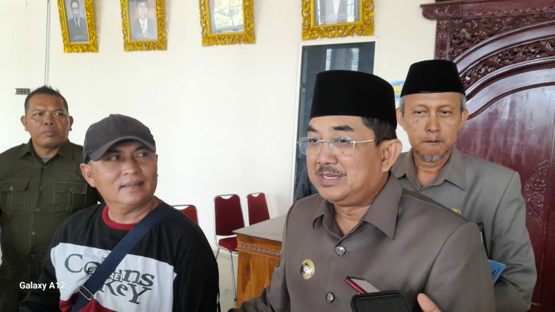 Bupati Tanjung Jabung Barat H Anwar Sadat didampingi Sekda H Agus Sanusi. FOTO : Ist 
