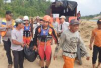 Tim SAR Gabungan dan Masyarakat Mengevakuasi Jasad Korban dari Danau Eks Tambang BB. [FOTO : HUMAS]