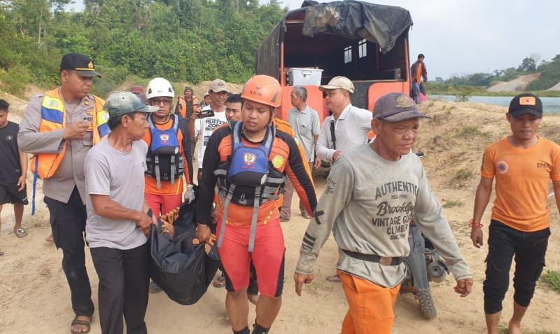 Tim SAR Gabungan dan Masyarakat Mengevakuasi Jasad Korban dari Danau Eks Tambang BB. [FOTO : HUMAS]