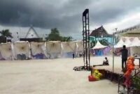 Penampakan Sejumlah Tenda Stand Pameran HUT Tanjab Barat ke 58 yang Roboh Diterpa Angin. FOTO : TL