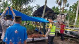 Korban sudah dipindahkan dari Rumah yang terbakar untuk dimakamkan. FOTO : Ist 
