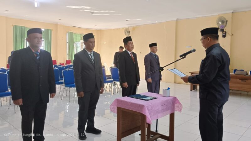 Kepala BKPSDM H. R. Gatot Suwarso Saat Memimpin Pelantikan di Aula BKPSDM, Senin (14/8/23). FOTO : LT
