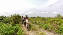 Gunakan Motor Trail, Danrem 042/Gapu Brigjen TNI Supriono, S.IP., M.M., Selaku Plh Dansatgas Karhutla Provinsi Jambi memimpin langsung Patroli, Senin (14/8/24). FOTO : Penrem 042/Gapu
