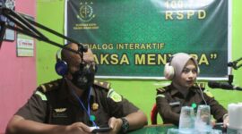 Muhammad Lutfi bersama Rahmah Meitiarany Bakhtiar saat dialog interaktif Jaksa Menyapa melalui RSPD Tanjab Barat, Selasa (15/8/23). FOTO : Dok Kejari