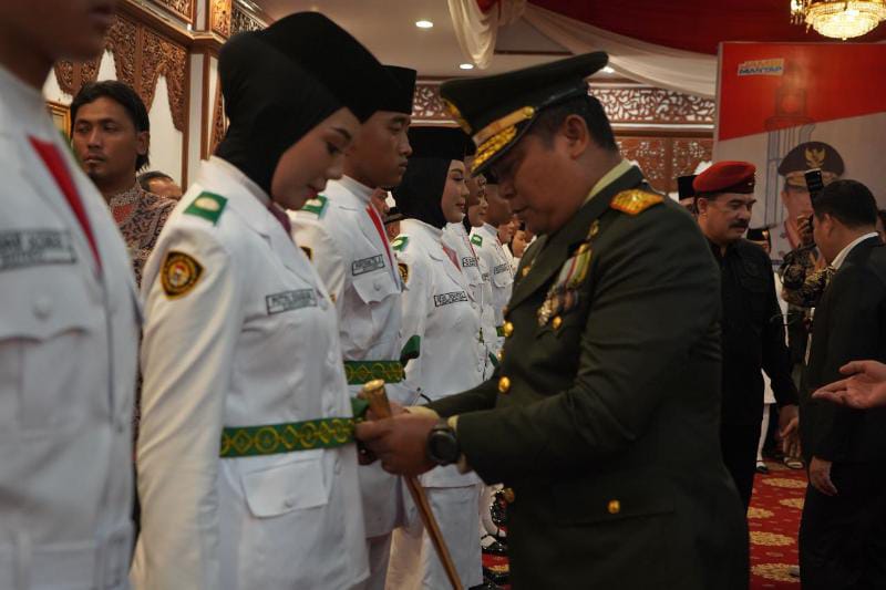 Danrem 042/Gapu Brigjen TNI Supriono Saat Berikan Ucapam Selamat Pengukuhan Paskibra Provinsi Jambi. FOTO : PENREM