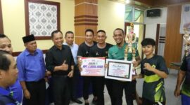 Sugianto menyerahkan Tropi, Piagam dan Uang Pembinaan kepada BSI Juara I Turnamen Tenis Meja antar OPD di Tanjab Barat. FOTO : Ist 