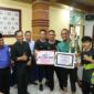 Sugianto menyerahkan Tropi, Piagam dan Uang Pembinaan kepada BSI Juara I Turnamen Tenis Meja antar OPD di Tanjab Barat. FOTO : Ist 